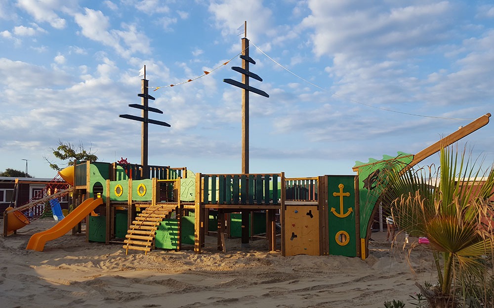 Parco giochi attrezzato